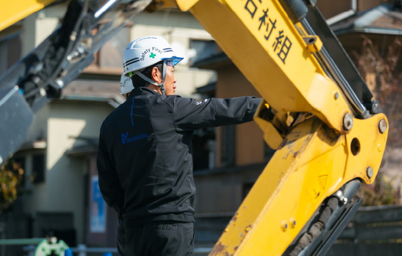指示している社長