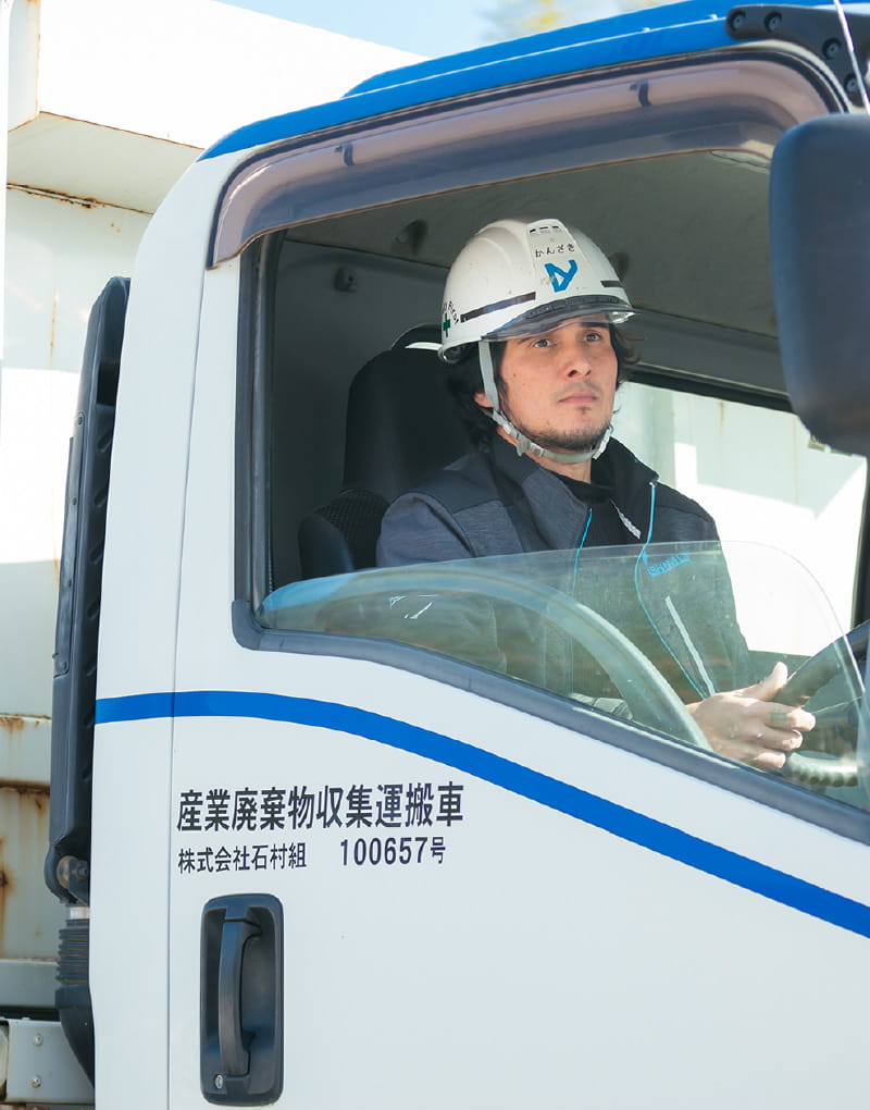 トラックを運転するスタッフ